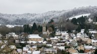 “比北极还冷” 英国暴雪后居民开门惊见“雪门”