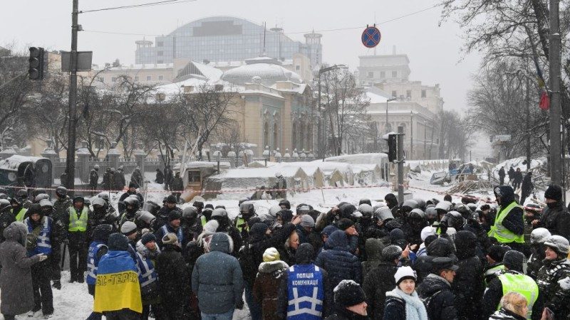 乌克兰警民爆冲突 上百人被捕至少13人受伤