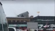 强风暴袭美东北 拉瓜迪亚机场屋顶被掀翻(视频)