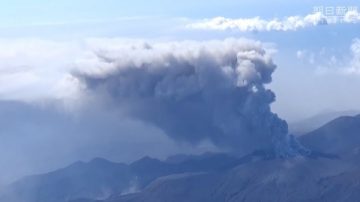 日本新燃岳火山再喷发 约65个航班取消