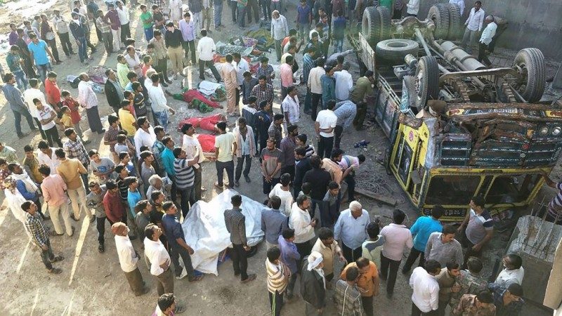 印度载婚礼宾客卡车 失控翻落河床酿至少30死(视频)