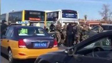 长安街大批警察持枪围追黑色小轿车 更多视频流出（视频）