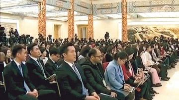 黑衣人坐镇严控采访 两会记者会全程按剧本演出