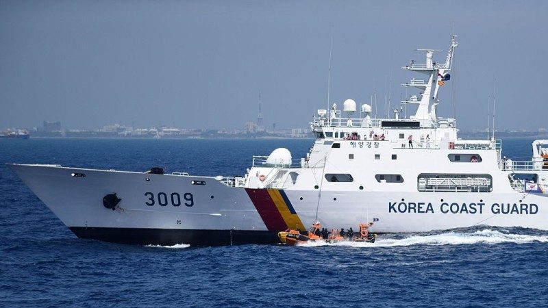 韩渡轮躲避渔船触礁搁浅 163人获救