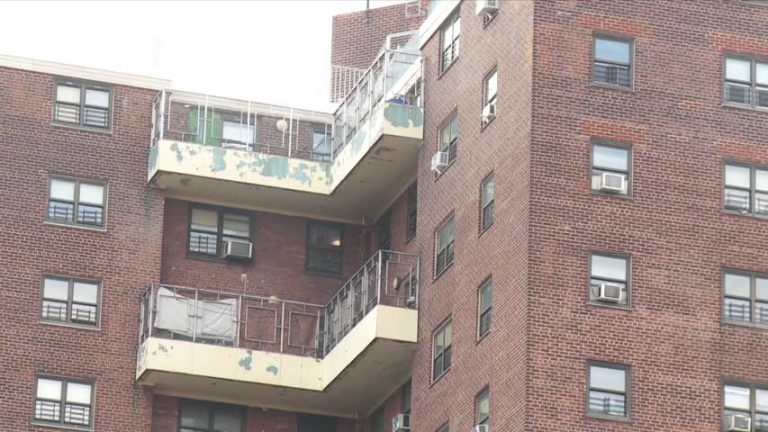 壓力太大撐不住？紐約市房屋局長辭職