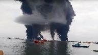 印尼燃油泄漏 海面大火浓烟窜天际至少2死