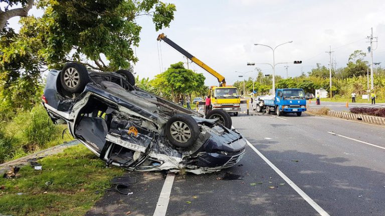 轎車失速衝過來 花蓮警備車閃不及7人輕重傷