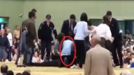 人命關天！市長昏倒相撲擂台上 裁判要施救女子下台