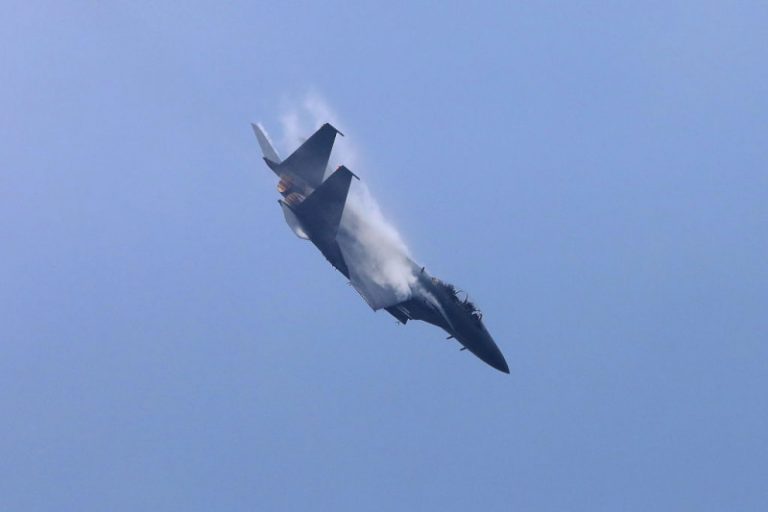 疑韓國F-15K戰鬥機墜毀 2飛行員生死不明