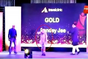 勇夺金牌 印度男跳着舞欢庆领奖 下一秒吓傻众人