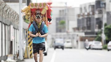 台孝子为重病母虔诚祈愿 负重环岛600公里（视频）