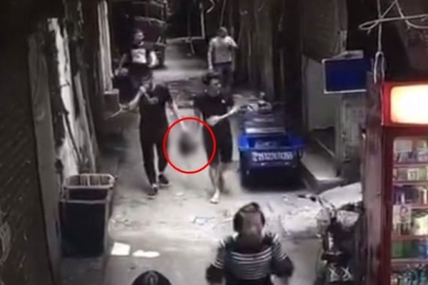 惊悚！广州男杀妻 提着头颅满街走（视频）