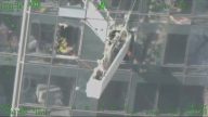 擦窗工人吊半空 紐約警察消防員聯手相救
