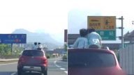 驚！湖南高速路上 3幼童坐飛馳的車頂吹風（視頻）