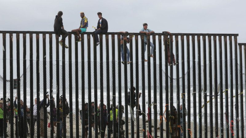美非法移民4月暴涨233% 西南边境告急