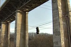 多倫多現詭異汽車倒掛橋下 考倒一眾看倌（視頻）