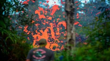 夏威夷6.9強震 火山持續爆發 地現裂縫熔岩侵宅