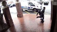 临门一脚！美拄拐杖老人机智助警 抓捕持枪嫌犯(视频)