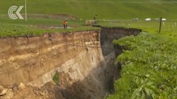 新西蘭北島多日豪雨 驚現地表巨大「天坑」