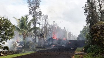 夏威夷火山喷发恐持续数月 更多住宅遭毁 居民忍泪撤离