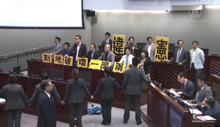 港泛民譴責強行通過一地兩檢草案審議