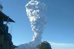 印尼默拉皮火山噴發 濃煙衝雲霄 居民急撤機場關閉
