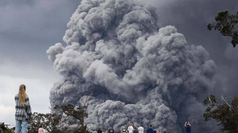夏威夷火山激烈爆发  当局发布“红色警告”