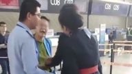 甘肅大學女教授誤機大鬧機場 欲掌摑地勤人員（視頻）