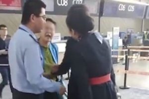 甘肅大學女教授誤機大鬧機場 欲掌摑地勤人員（視頻）