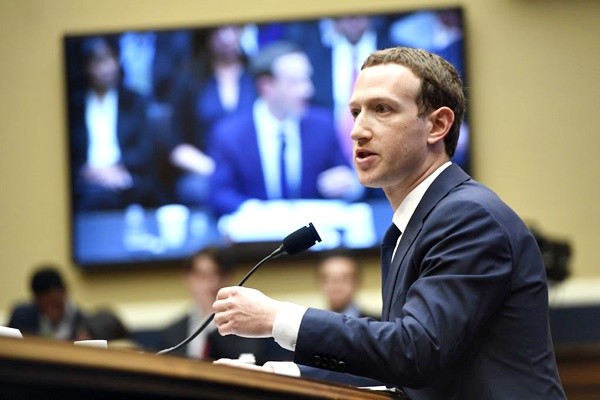 臉書個資濫用風暴 扎克伯格赴歐洲議會說明