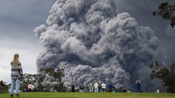 夏威夷火山喷石块 或开始百年一遇喷发