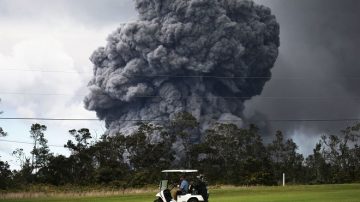 夏威夷火山强烈喷发 灰云直冲3万呎