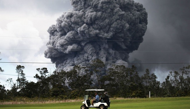 夏威夷火山强烈喷发 灰云直冲3万呎