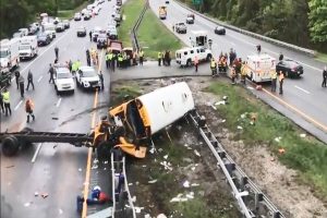 校車與傾卸車相撞 新澤西州師生車內「倒吊」2死43傷