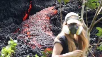 夏威夷火山大爆发 民众不要命争拍“岩浆河”