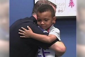 5歲男孩央求逃學 卻讓媽媽自豪警察落淚 夢想終成真
