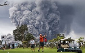 夏威夷火山爆發如末日 當地人淡定打高爾夫