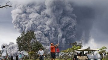 夏威夷火山爆發如末日 當地人淡定打高爾夫