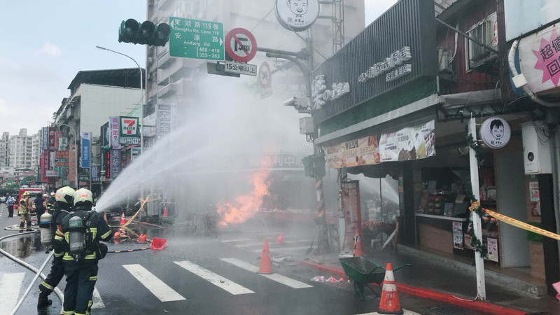 施工挖断瓦斯管线 台北市内湖酿火灾一男灼伤