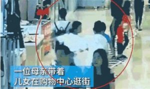 驚！深圳男在商場從母親身邊拖走少女欲猥褻（動圖）