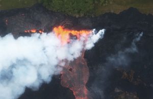 夏威夷火山噴發 男子遭擊斷腳 岩漿入海產生毒氣