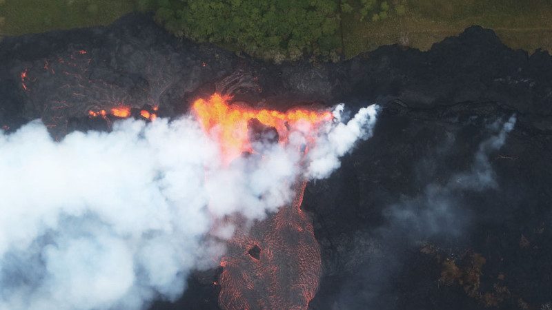 夏威夷火山喷发 男子遭击断脚 岩浆入海产生毒气