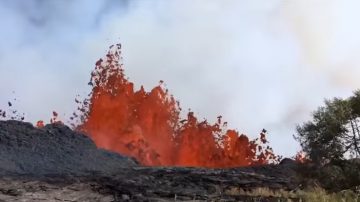 夏威夷火山被拍到震撼畫面 熔岩裂縫爆發「熔岩噴泉」