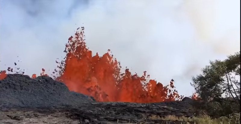 夏威夷火山被拍到震撼画面 熔岩裂缝爆发“熔岩喷泉”