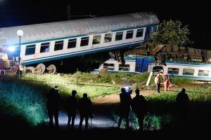 意大利火車撞卡車嚴重出軌 車廂相疊釀2死18傷