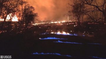 夏威夷火山喷发形成罕见“蓝色火焰海” 引发担忧