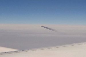搭機飛越愛琴海 意外拍到「UFO」在雲層中盤旋（視頻）