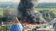 德国主题乐园惊传大火 凶猛火势浓烟遮蔽天空