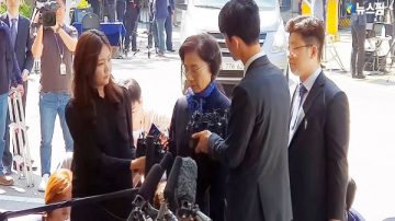 野蠻行徑不斷 韓航社長夫人現身警局低頭道歉