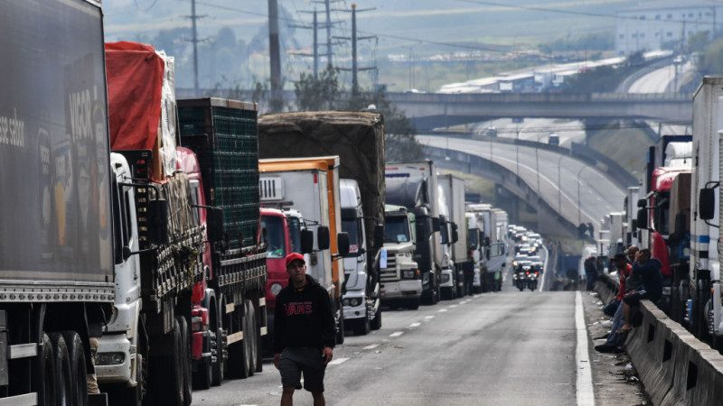 巴西总统让步 砍柴油价格阻卡车司机罢工